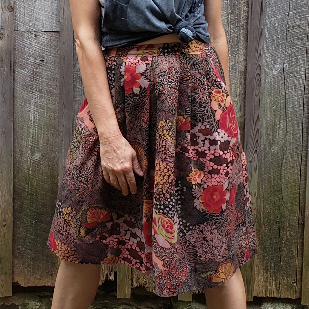 VTG Short Skirt. Pocketed skirt. Full skirt. - Picture 3 of 9